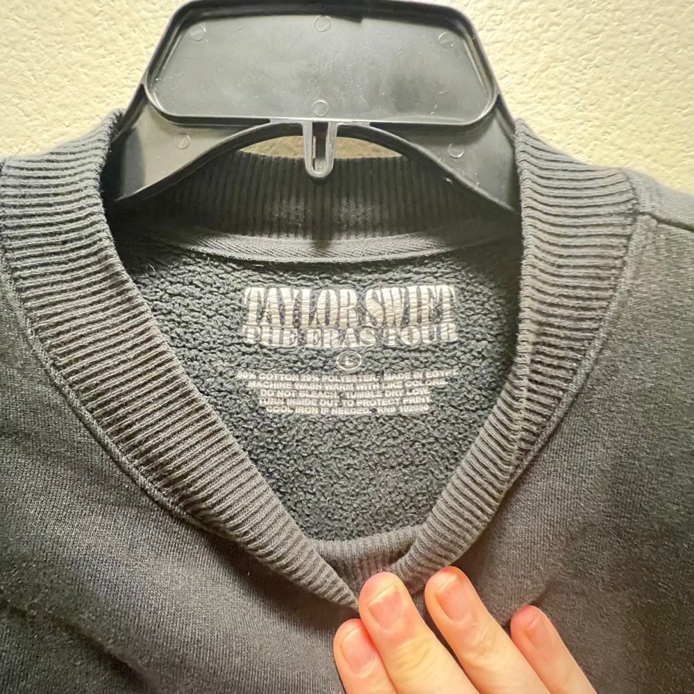 Taylor Swift The Eras Tour Enchanted Live Black Crewneck Sweatshirt Kids Size L - Picture 5 of 6